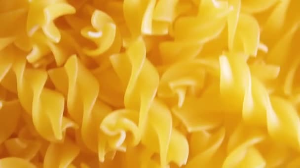 Ongekookte Fusilli Pasta Top View Vet Ongezond Voedsel Droge Spiraal — Stockvideo