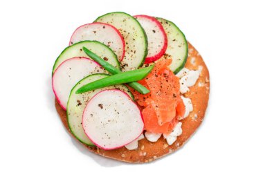 Somon, salatalık, turp, süzme peynir ve yeşil soğanlı çıtır krakerli sandviç. Kolay Kahvaltı 'da. Hızlı ve sağlıklı sandviçler. Lezzetli Çıtır Ekmek - Tecrit