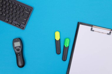 Mavi Masanın Üzerinde Dijital Gadget Yatan Ofis İş Yeri - Düz Yatar