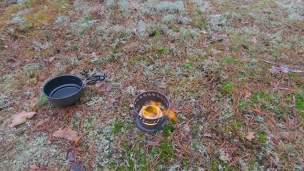 Yemek Kampı Ormanda Pişirme Küçük Aşçı Seti Kişi Görünümü Geniş — Stok video