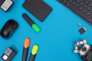 Fotoğrafçılar, Videograflar ya da Video Blogcuları İş Yeri Üst Görünümü. Mavi Masada Yatan Dijital Gadget Düz Yatar