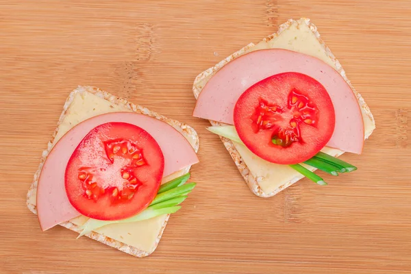 Kanapka Ciastem Ryżowym Pomidorem Kiełbasą Zielonymi Cebulkami Serem Desce Cięcia — Zdjęcie stockowe