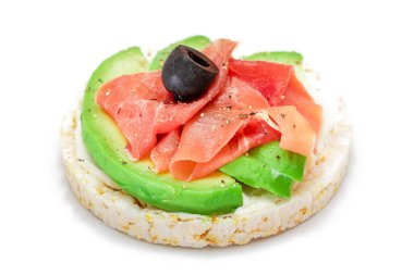 Taze Avokado, Jamon ve Zeytinli Pirinçli Sandviç. Kolay Kahvaltı 'da. Diyet yemek. Hızlı ve sağlıklı sandviçler. Lezzetli dolgulu kızarmış ekmek. Sağlıklı Beslenme Atıştırması - İzolasyon