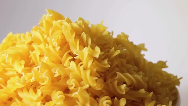Ongebakken Fusilli Pasta Heap Roterend Tegen Witte Achtergrond Vet Ongezond — Stockvideo
