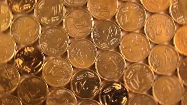20ユーロセント硬貨 回転マネー背景 トップビュー ユーロ通貨 20セントの現金がたくさんある 黄金のユーロ円 ビジネス お金の節約の概念 左回転 — ストック動画