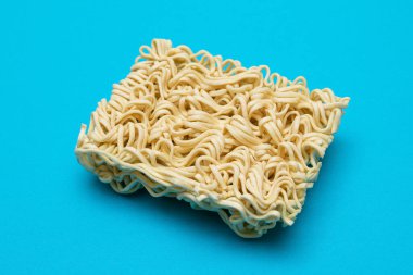 Mavi Arkaplanda Pişmemiş Anında Erişte. Çiğ makarna. Kuru Asya Fast Food. Hızlı Öğle Yemeği