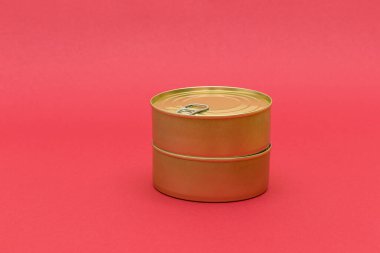 Kızıl Arkaplanda Boş Kenarlı İstiflenmiş Teneke Kutular. Konserve yiyecekler. Güvenli ve uzun vadeli yiyecek depolamak için farklı alüminyum kutular. Çelik Mühürlü Yiyecek Depolama Kutuları