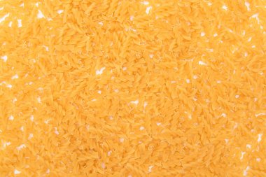 Çözülmemiş Fusilli Makarnası - Arka plan. Parlak Altın Kuru Makarna