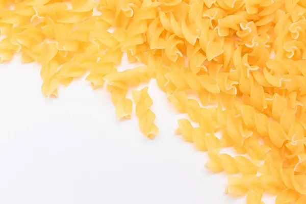 Ongebakken Fusilli Pasta Met Kopieerruimte Witte Achtergrond Rauw Droog Macaroni — Stockfoto