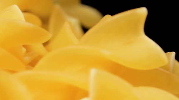 Ongebakken Fusilli Pasta Heap Roterend Macro Vet Ongezond Voedsel Droge — Stockvideo
