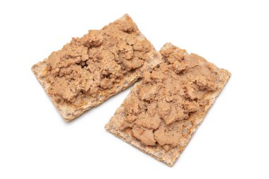 Beyaz arka planda izole edilmiş tavuk ezmeli çıtır sandviç. Karaciğer ezmeli tam tahıllı ekmek. Diyet Kahvaltı ve Sağlıklı Yemek