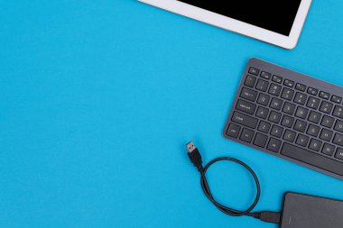 Mavi Masanın Üzerinde Dijital Gadget Yatan Ofis İş Yeri - Düz Yatar