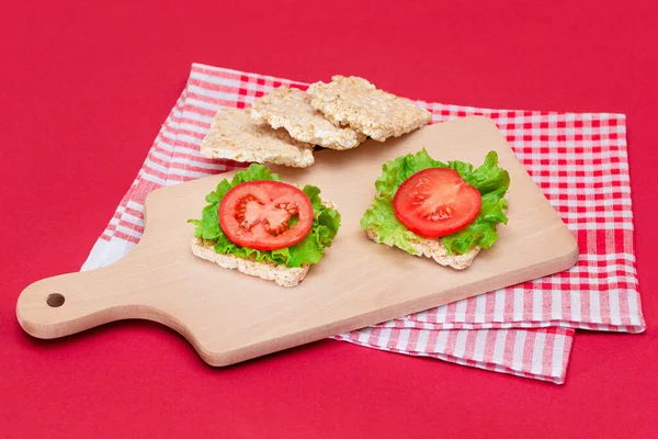 Sandwiches Pastel Arroz Con Tomate Lechuga Sobre Tabla Cortar Madera —  Fotos de Stock