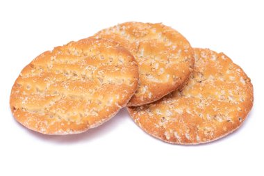 Beyaz arka planda izole edilmiş bir yığın yuvarlak tuzlu kraker. Kuru Çerezler - İzolasyon