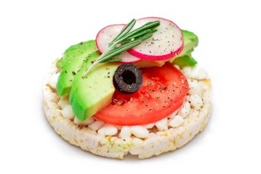 Avokado, domates, süzme peynir, zeytin ve turplu pirinçli sandviç. Kolay Kahvaltı 'da. Diyet yemek. Hızlı ve sağlıklı sandviçler. Lezzetli Çıtır Ekmek - Tecrit