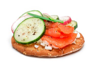 Somon, salatalık, turp, süzme peynir ve yeşil soğanlı çıtır krakerli sandviç. Kolay Kahvaltı 'da. Hızlı ve sağlıklı sandviçler. Lezzetli Çıtır Ekmek - Tecrit