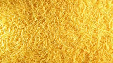 Saat Yönünün Tersinde Yavaşça Dönen Pişmemiş Eriştelerin Arkaplanı - Üst Görünüm. Kuru Vermicelli Dönüşü dokusu. Çiğ Makarna - Sol Döndürme