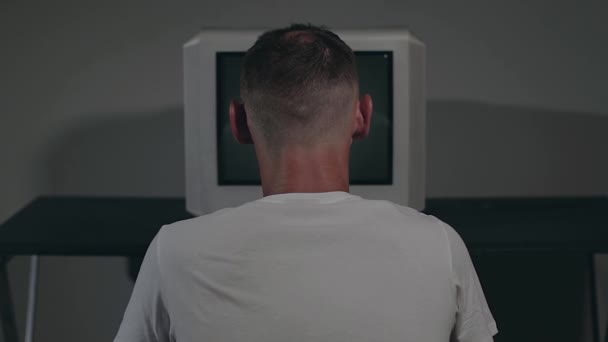 Broken Television Aneb Propaganda Zombified Man White Shirt Sitting Old — Stock video