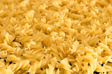 Çözülmemiş Fusilli Makarnası - Arka plan. Parlak Altın Kuru Makarna