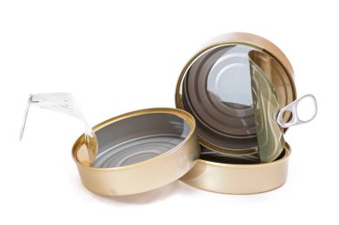 Üç adet boş teneke kutu beyaz arka planda izole edildi. Temiz kullanılmış alüminyum teneke kutular, izolasyon. Çözünmeyen İnorganik Atık