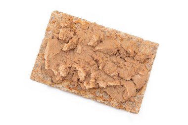 Beyaz arka planda izole edilmiş tavuk ezmeli çıtır sandviç. Karaciğer ezmeli tam tahıllı ekmek. Diyet Kahvaltı ve Sağlıklı Yemek