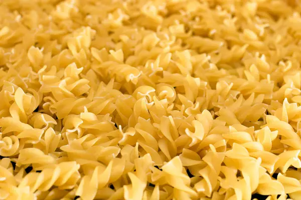 Ongekoelde Fusilli Pasta Achtergrond Textuur Van Bright Golden Dry Macaroni — Stockfoto