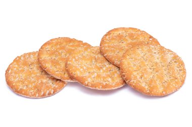 Beyaz arka planda izole edilmiş bir yığın yuvarlak tuzlu kraker. Kuru Çerezler - İzolasyon