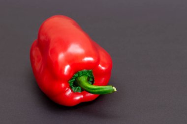 Siyah Arkaplanda Taze Kırmızı Tatlı Çan Biberi