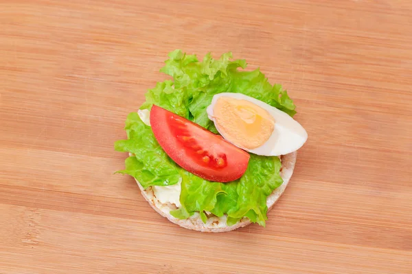 Reiskuchen Sandwich Mit Tomate Salat Und Auf Bambus Schneidebrett Einfaches — Stockfoto