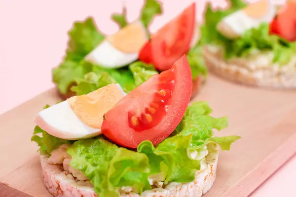 Reiskuchen Sandwiches Mit Tomate Salat Und Auf Einem Holzschneidebrett Einfaches — Stockfoto