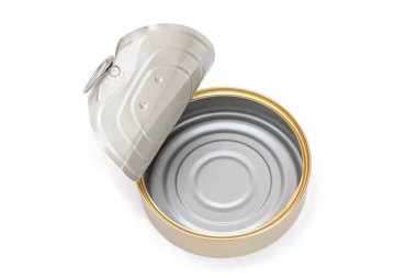 Açılmış Boş Teneke Kutu Beyaz Arkaplanda izole edildi. Temiz kullanılmış alüminyum kutu izolasyon. Çözünmeyen İnorganik Atık