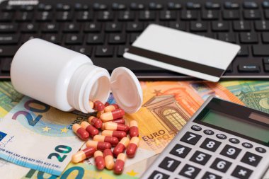 İlaç siparişi veriyorum. Pahalı İlaç ve Enflasyon Konsepti: Euro Banknotları üzerinde haplar ve kapsüller. Global İlaç Endüstrisi ve Büyük İlaç. İlaç Ticareti