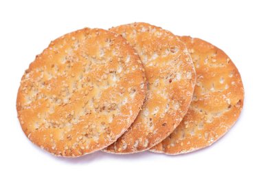 Beyaz arka planda izole edilmiş bir yığın yuvarlak tuzlu kraker. Kuru Çerezler - İzolasyon