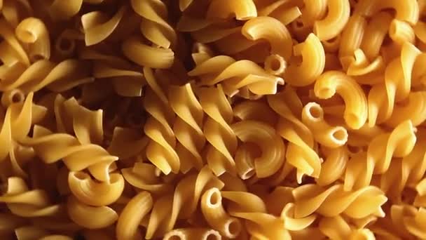 Άψητα Fusilli Και Chifferi Rigati Pasta Κάτοψη Κοντινό Πλάνο Χαμηλό — Αρχείο Βίντεο