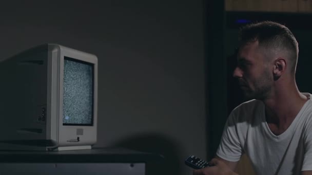 Televisão Quebrada Propaganda Controlo Mental Homem Zombificado Com Shirt Branca — Vídeo de Stock
