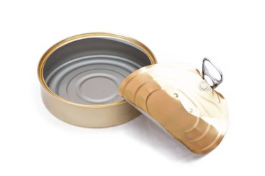 Kırık kapaklı boş teneke kutu beyaz arka planda izole edildi. Temiz kullanılmış alüminyum kutu izolasyon. Çözünmeyen İnorganik Atık