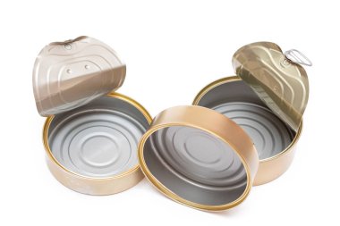 Üç adet boş teneke kutu beyaz arka planda izole edildi. Temiz kullanılmış alüminyum teneke kutular, izolasyon. Çözünmeyen İnorganik Atık