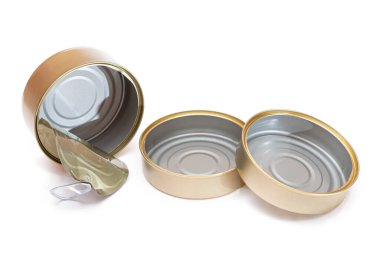 Üç adet boş teneke kutu beyaz arka planda izole edildi. Temiz kullanılmış alüminyum teneke kutular, izolasyon. Çözünmeyen İnorganik Atık