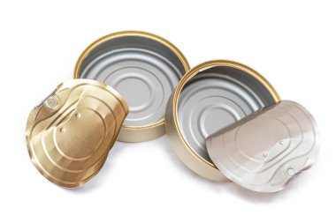 Kırık kapaklı iki boş teneke kutu beyaz arka planda izole edildi. Temiz kullanılmış alüminyum teneke kutular, izolasyon. Çözünmeyen İnorganik Atık