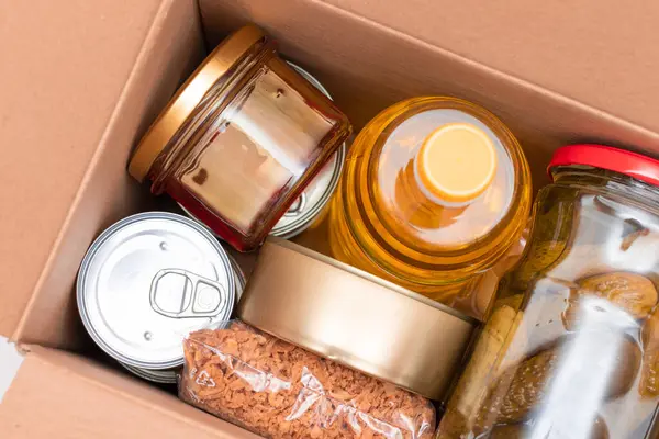 Yiyecek Rezervleri veya Bağış Kutusu: Konserve yiyecek, mısır gevreği ve marketle birlikte kutular. Kriz anında acil durum gıda deposu. Ücretsiz Sosyal Yardım, Lütuf ve Bakım. Stratejik Gıda Malzemeleri