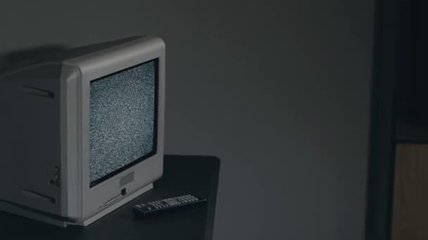 Kaputtes Fernsehen Altes Silbernes Fernsehen Auf Schwarzem Tisch Dunklen Raum — Stockvideo