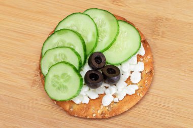 Taze salatalık, süzme peynir ve zeytinli çıtır krakerli sandviç. Diyet yemek. Kolay Kahvaltı 'da. Hızlı ve sağlıklı sandviçler. Lezzetli dolgulu kızarmış ekmek. Sağlıklı Beslenme Atıştırması