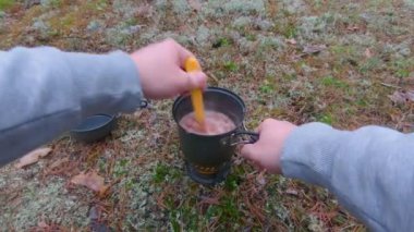 Yemek Kampı. Ormanda Pişirme Küçük Aşçı Seti İlk Kişi Görünümü, Geniş Açı. Trip 'te yemek. Ormandaki Gezgin. Seyahatte Turist Isıtma Yemeği - POV Vuruşu