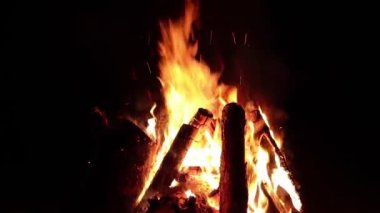 Karanlık Orman 'da Gece Ateşi Yanıyor - Yavaş Hareket. Gece vakti Alevli Kamp Ateşi. Şenlik Ateşi için yer. Ateş Çukuru, Ateş Altında Orman, Uçan Kıvılcımlar ve Duman - Statik Atış