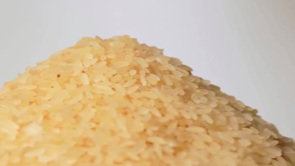Wysuszyć Niegotowane Gotowane Stos Ryżu Obracające Się Białym Tle Kupa — Wideo stockowe