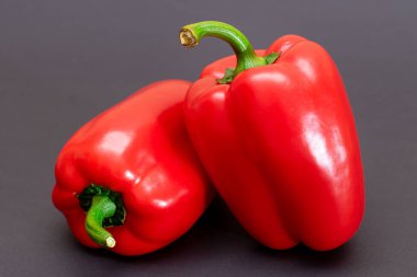 Siyah Arkaplanda İki Taze Kırmızı Tatlı Çan Biberi