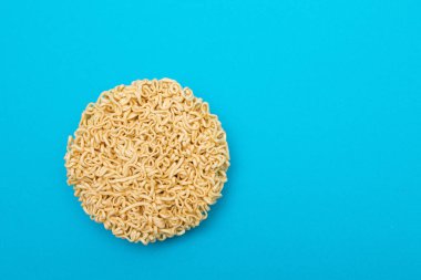 Mavi Arkaplanda Pişmemiş Anında Erişte. Çiğ makarna. Kuru Asya Fast Food. Hızlı Öğle Yemeği