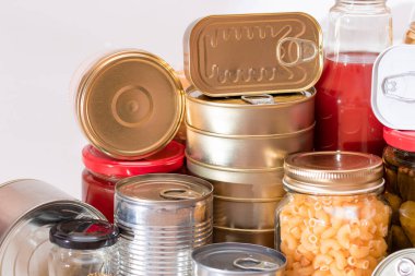 Gıda rezervleri: Konserve yiyecek, spagetti, börek, ton balığı, domates suyu, makarna, balık ve market. Kriz anında acil durum gıda deposu. Stratejik Gıda Malzemeleri
