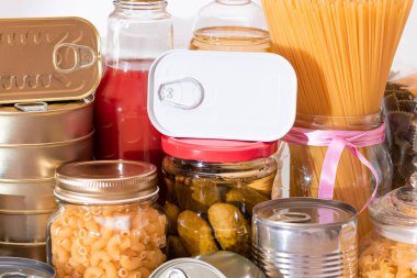 Gıda rezervleri: Konserve yiyecek, spagetti, börek, ton balığı, domates suyu, makarna, balık ve market. Kriz anında acil durum gıda deposu. Stratejik Gıda Malzemeleri