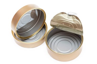 İki adet boş teneke kutu beyaz arka planda izole edildi. Temiz kullanılmış alüminyum teneke kutular, izolasyon. Çözünmeyen İnorganik Atık